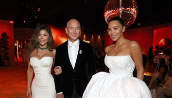 Ca la... nuntă! Cum s-au îmbrăcat vedetele la cea mai tare petrecere a anului: Kim Kardashian și iubita miliardarului Jeff Bezos, adevărate “mirese” pe covorul roșu