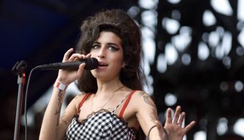 Amy Winehouse, turneu muzical mondial la opt ani de la moarte