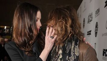 Steven Tyler se saruta cu fiica sa pe covorul rosu! Scandalos sau nu? FOTO