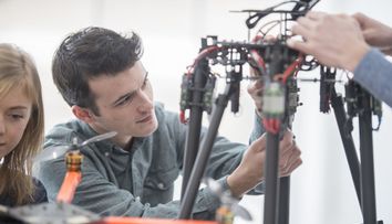 Parteneriat istoric pentru Universitatea Politehnica! Studentii vor putea urma un stagiu in inginerie aerospatiala
