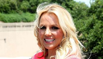 Britney Spears, dezbracata de orice inhibitie. In ce pozitii imposibile s-a lasat fotografiata, fara lenjerie intima