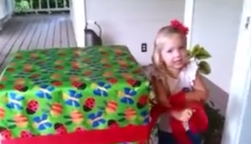 O fetita de trei ani a avut parte de cea mai frumoasa surpriza de ziua ei de nastere. Ce cadou se afla in cutie: VIDEO