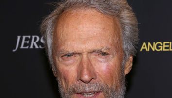 A divortat anul trecut si a schimbat deja doua iubite. La 84 de ani, Clint Eastwood redescopera iubirea in bratele unei femei mult mai tinere. Uite cum arata ea