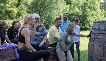 Trădătorii, 27 noiembrie 2025. Misiune extremă pentru concurenți: Noroi, butoaie grele și o dilemă la final. Cui vor oferi scuturile?