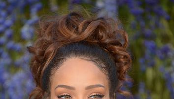 Rihanna, intr-o pereche de incaltari excentrice, lungi pana la talie! Cum arata cizmele care tin loc de pantaloni