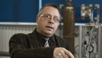 Cercetătorul român Melvin Vopson susține că trăim într-o realitate simulată. „Întregul Univers ar putea fi doar o simulare”