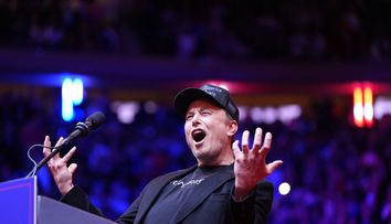 Cum a sărbătorit Elon Musk victoria lui Donald Trump la alegerile prezidențiale din SUA. Fondatorul Tesla a venit însoțit de fiul său de patru ani cu un nume neobișnuit, X Æ A-Xii