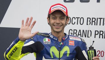 Valentino Rossi, alături de partenera lui pe iaht. Cei doi nu s-au ferit să facă gesturi tandre