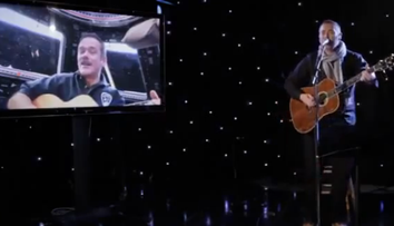 Mesajul unui astronaut aflat in spatiu pentru cei de pe Pamant. Ce melodie a ales sa cante