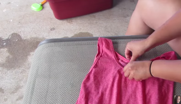 A facut cateva taieturi intr-un tricou si l-a transformat intr-un obiect la moda. Rezultatul, surprinzator