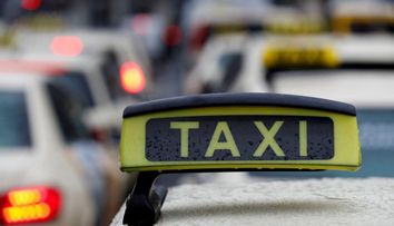 Taximetrist bătut de o femeie în prezența copilului ei. Motivul care a înfuriat-o