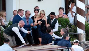 Fiica celui mai puternic om din lume a furat toată atenția la nunta secolului din Veneția! Imaginile cu bărbații care s-au îngrămădit să o ajute, deși era cu soțul, au devenit virale