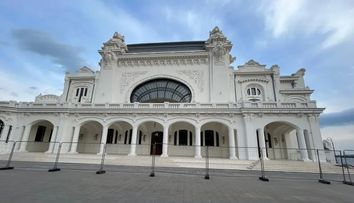Cazinoul din Constanța, care a fost redeschis publicului de două săptămâni, a fost vandalizat. Pereții au fost loviți cu picioarele, iar o parte din foițele de aur au fost desprinse