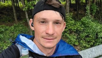 Ultramaratonistul Adrian Șovea, lovit cu mașina de o șoferiță în Mehedinți. Sportivul a ajuns de urgență la spital. Primele informații