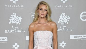 Rosie Huntington-Whiteley, incantatoare intr-o rochie mini. Cat de bine arata iubita lui Jason Statham