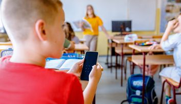 O țară din Europa ia măsuri drastice: telefoanele mobile vor fi interzise în școli pentru copiii sub 16 ani