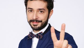 Marius Moga, prezent la o nuntă cu baronese, conți și lorzi, la Palatul Știrbey. Artistul este total schimbat. A fost naș pentru baroneasa Nicoleta Scarlat și lordul Răzvan Vasile de Brattleby