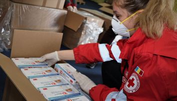 Crucea Roșie Română aduce speranța | Un milion de măști sanitare au ajuns în „prima linie”