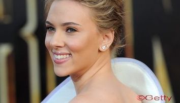 Scarlett Johansson se joaca de-a Marilyn Monroe! VIDEO