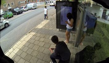 Photoshop LIVE. Surpriza de 22.000.000 de click-uri pe care au avut-o cei care asteptau intr-o statie de autobuz