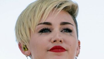 Miley Cyrus are un nou iubit, insa plange pe scena dupa fostul ei logodnic. Cum a fost surprinsa cantareata in Las Vegas