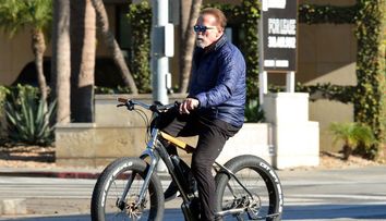 Arnold Schwarzenegger s-a apucat să repare o groapă pe o stradă din Los Angeles. Actorul a oferit un exemplu pentru comunitate