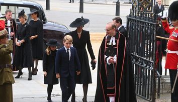Cel mai trist rămas-bun: Prințul George și prințesa Charlotte, solemni la înmormântarea străbunicii lor, Regina
