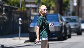 O recunoști? Ziua și schimbarea de look pentru cea supranumită în trecut „fata de aur a Hollywoodului”. Cum arată Amanda Bynes cu sprâncenele albastre
