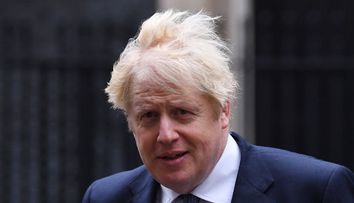 Lui Boris Johnson i-a căzut părul în direct, la TV. Reacția telespectatorilor