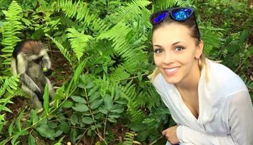 Andreea Ibacka, sexy precum un model în fotografii în care apare în costum de baie