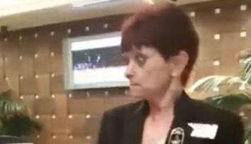 Crezi ca e de la prea multa cafea? Uite ce reactii ciudate are o receptionera