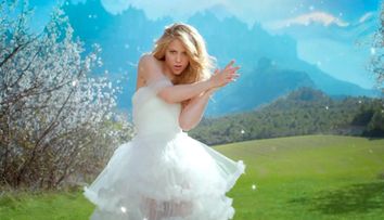 Rochia de mireasa a unui designer roman, vedeta noului clip lansat de Shakira. A fost vazuta deja de 11.000.000 de oameni
