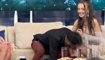 Armin Nicoară i-a sărutat, din nou, picioarele nașei! Artistul s-a aplecat deasupra femeii și a pupat-o, de față cu soția lui. Cum a reacționat Claudia Puican