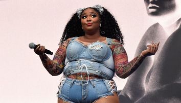 Are peste 100 de kilograme, dar nu ezită să se pozeze în ipostaze sexy. Cum arată Lizzo în costum de baie