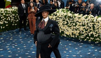 Rihanna, însărcinată din nou, la un an după nașterea celui de-al doilea copil! Artista și-a etalat burtica la Met Gala, într-o ținută excentrică