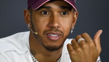 VIDEO Lewis Hamilton, legat de scaun înainte de ultima cursă a sezonului de Formula 1