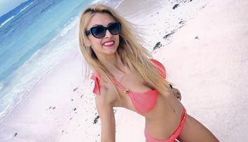 Andreea Balan, intr-o imagine pe placul domnilor. S-a fotografiat intr-o pereche de pantaloni foarte scurti, dar fanii au observat cu totul altceva