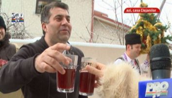 Colindatorii Happy Hour i-au gasit ginere Margheritei, fata Clejanilor! Vezi ce colinde le-au cantat