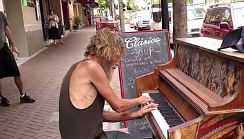 Oamenii se opresc in loc atunci cand il aud cum canta la pian. E uimitor ce poate face un cersetor in plina strada