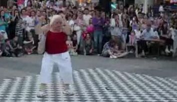 O bunicuta danseaza techno! Uite cum se descurca! VIDEO