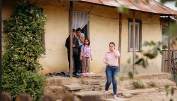 Reacția familiei când vede autocarul Visuri la cheie. ”Plâng de fericire!”. Cum arată casa de chirpici unde locuiesc acum 5 oameni