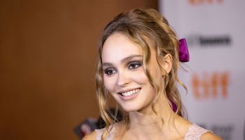 Lily Rose Depp lasă inhibițiile la o parte. Fiica lui Johnny Depp a pozat topless într-un nou pictorial