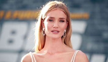Rosie Huntington, lecție de naturalețe și curaj. Cum arată la plajă iubita lui Jason Statham
