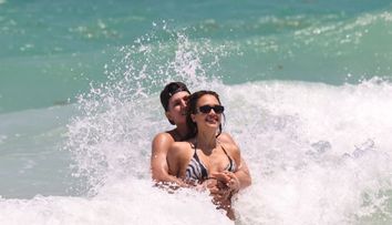 Radiază de fericire și e de nerecunoscut după divorț! Superba Jessica Alba și iubitul cu 12 ani mai tânăr, săruturi pasionale în valurile oceanului