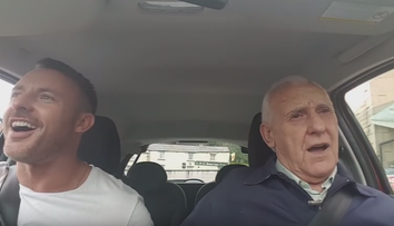 Tatal sau suferea de Alzheimer, dar nu l-a lasat sa se lupte singur cu boala. Dovada ca iubirea si devotamentul inving orice obstacol