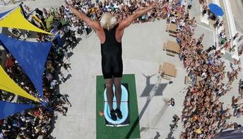 Barbatul care a sarit de la o inaltime de 10 m intr-o piscina de 30 cm. Vezi daca a patit ceva! VIDEO