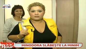 Vrea sa aiba patratele pe burta, in loc de colacei! Vezi cum a decurs prima ora de sport a Minodorei: