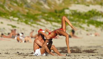 Scene incredibile pe o plajă din St. Barts. Izabel Goulart și iubitul, acrobații demne de Cirque Soleil în fața paparazzilor