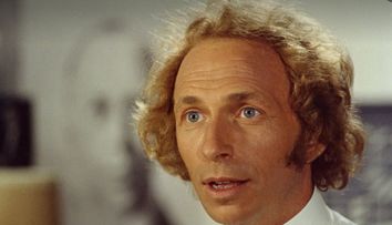 Pierre Richard, actorul care i-a făcut pe români să râdă în anii ’90, a întors toate privirile la Cannes 2025 în compania soției sale, cu 27 de ani mai tânără