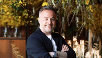 Nicu Bocancea: „Construcțiile florale suspendate, noul trend în decorurile de evenimente”